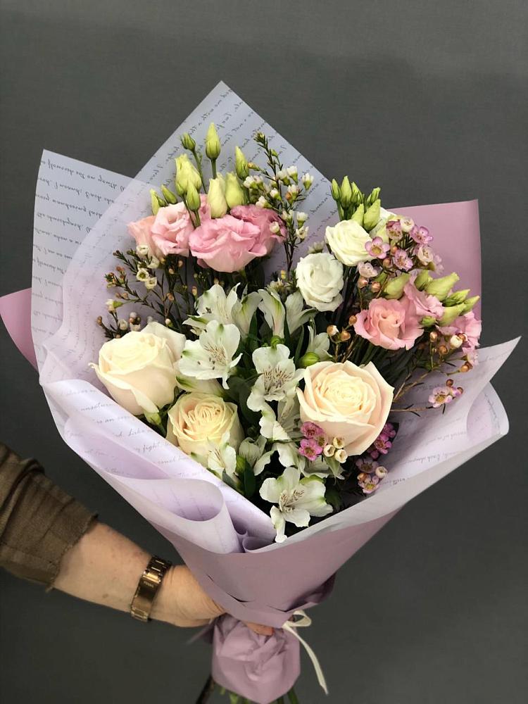 Букет цветов из: Альстромерии, Розы и Лизиантусы в Кырене