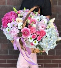 Композиция солнечный день в Кырене Цветочная композиция из Розы, Хризантемы, Пионы и Лизиантусы в корзине в Кырене
