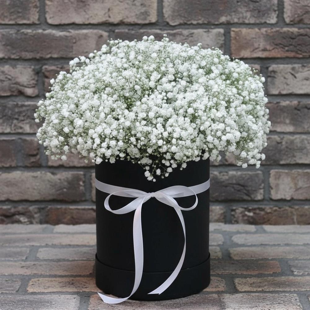 Цветочная композиция из Гипсофила в шляпной коробке в Кырене