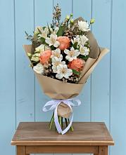 Букет цветов из:  Альстромерии, Лизиантусы, Розы и Хризантемы в Кырене