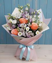 Букет цветов из:  Лизиантусы, Розы, Альстромерии и Гипсофила в Кырене