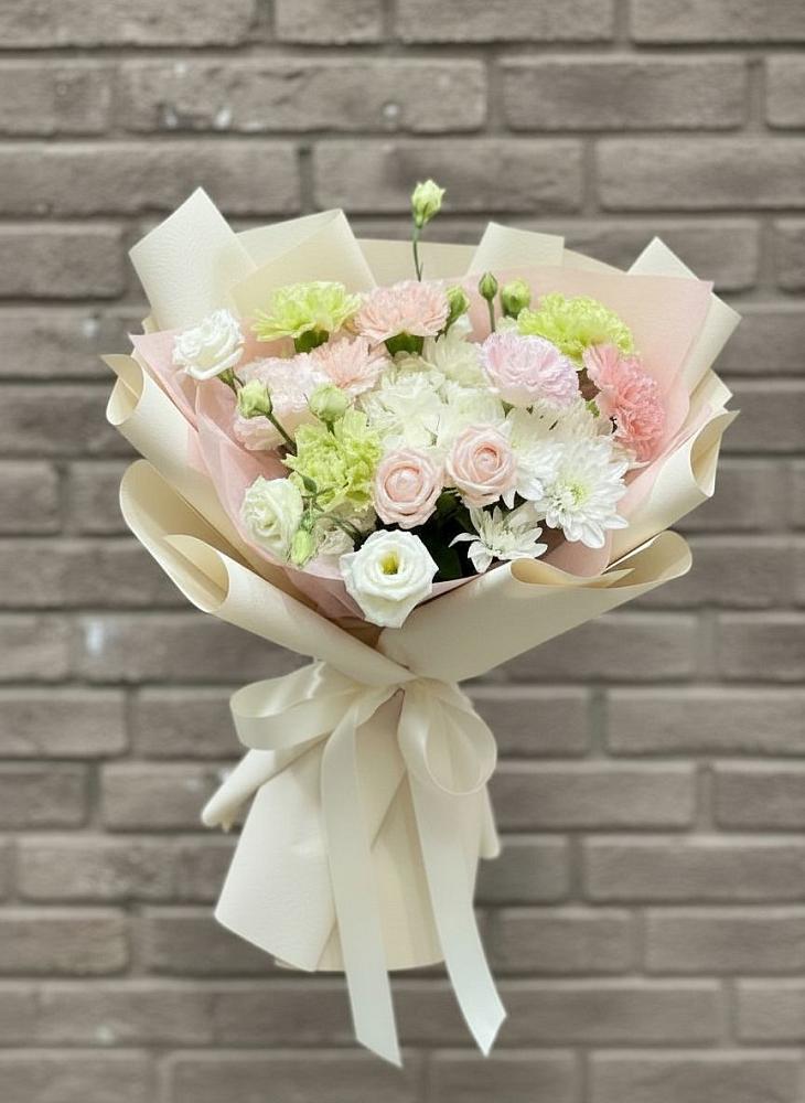 Букет цветов из: Гвоздики, Розы, Лизиантусы и Хризантемы в Кырене