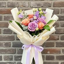 Букет цветов из:  Лизиантусы и Розы в Кырене