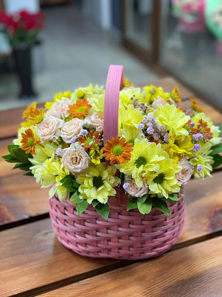Цветочная композиция из Хризантемы и Розы в корзине в Кырене