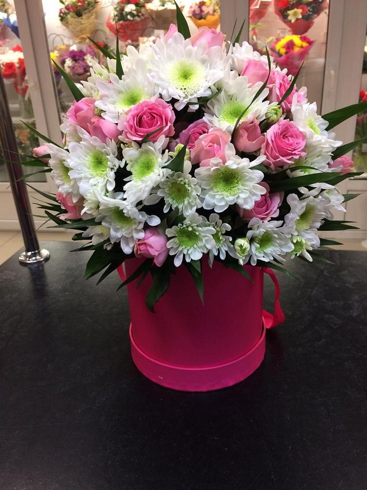 Цветочная композиция из Розы и Хризантемы в шляпной коробке в Кырене