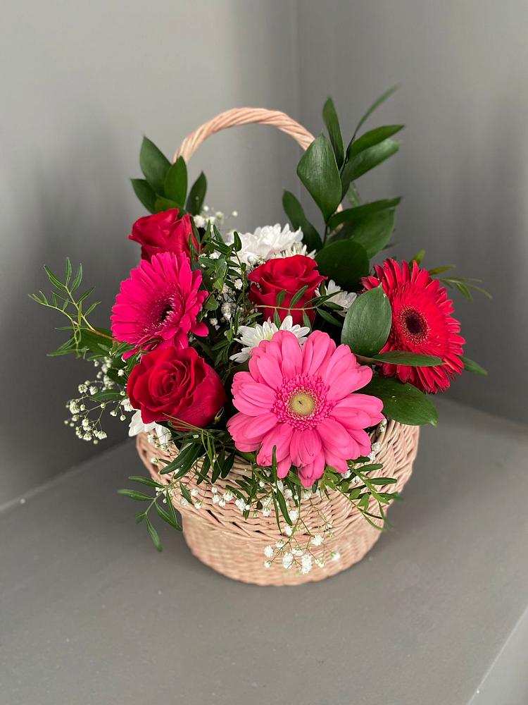 Цветочная композиция из Розы, Хризантемы и Герберы в корзине в Кырене