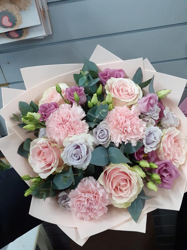 Букет цветов из: Розы, Гвоздики и Лизиантусы в Кырене