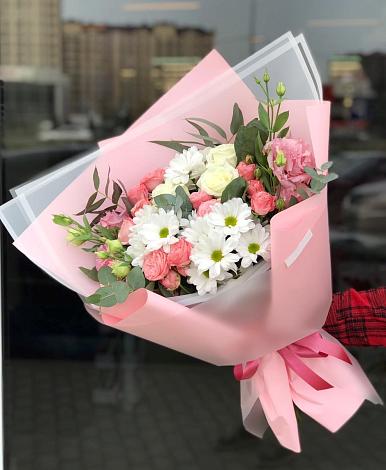 Букет цветов из: Розы, Лизиантусы и Хризантемы в Кырене